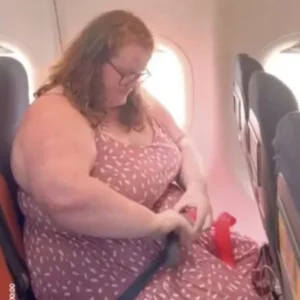 Woman tries to take her seat on a plane – but she refuses, and what happens next has the internet is divided