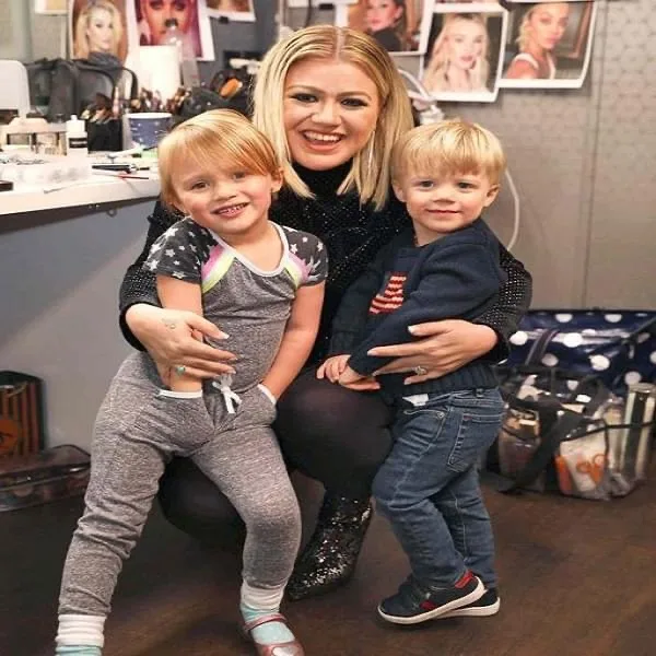 Kelly Clarkson is a mother who spanks her kids if they don’t behave