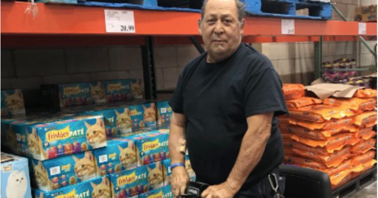 Teen Shopping At Costco Sees The Back Of The Man’s Shirt And Immediately Uses Her Phone For Help. See it below!!