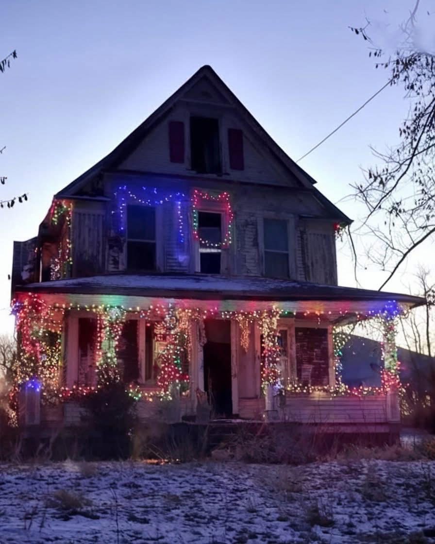 On Christmas Eve, I Visited My Missing Parents’ Abandoned House and Found It Beautifully Decorated